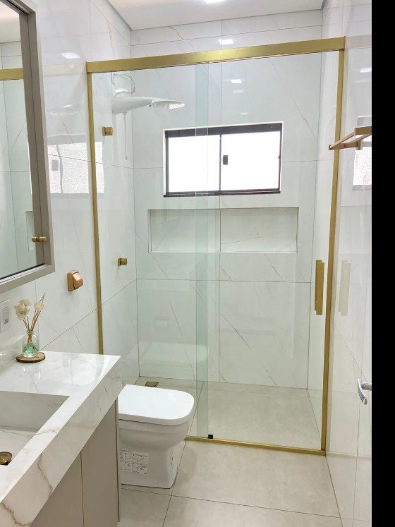 Box de banheiro com perfil dourado