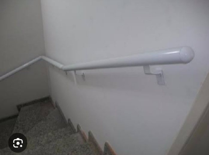 Corrimão de alumínio fixado na parede da escada