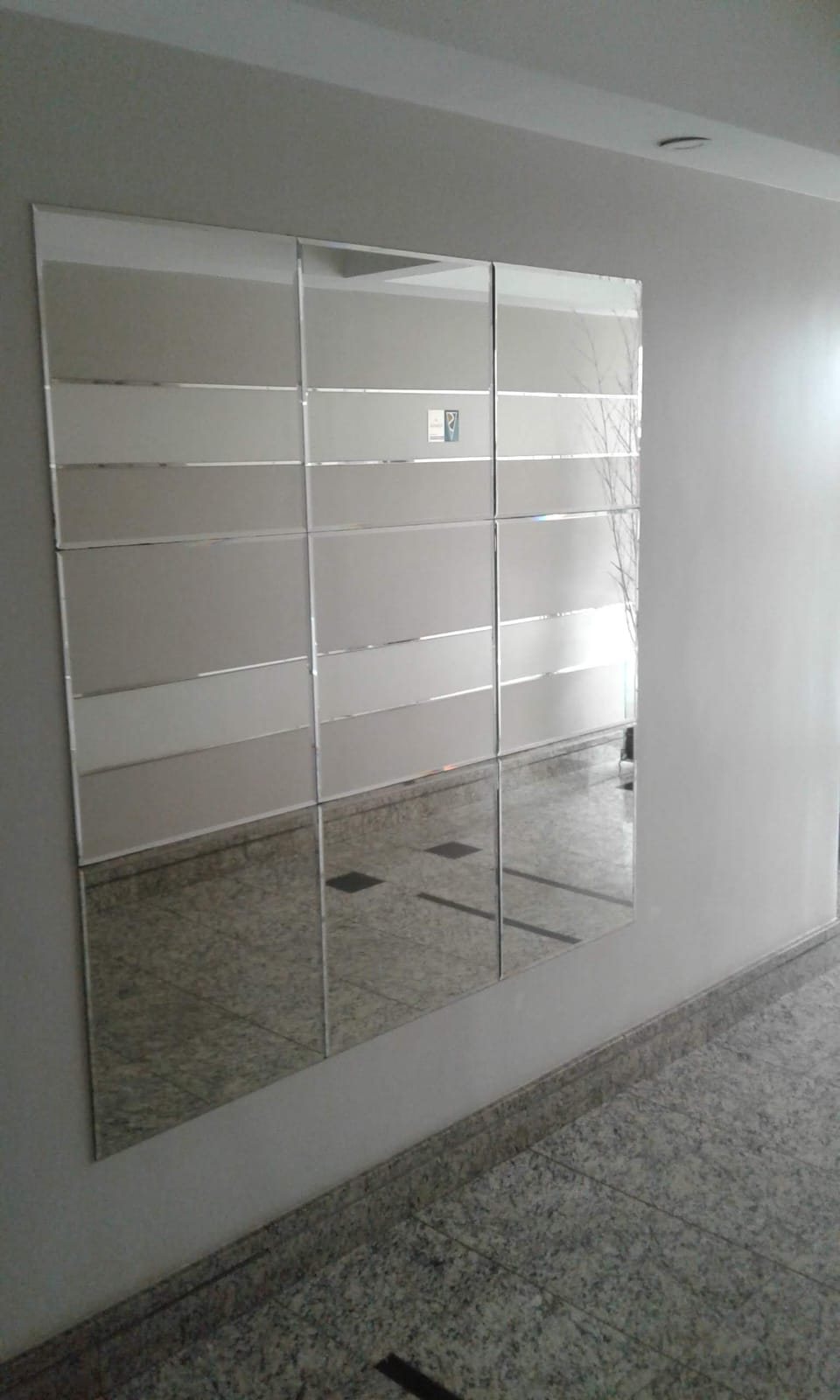 Espelho decorativo cobrindo a parede