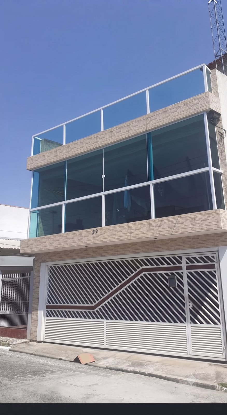 Fachada comercial revestida em vidro
