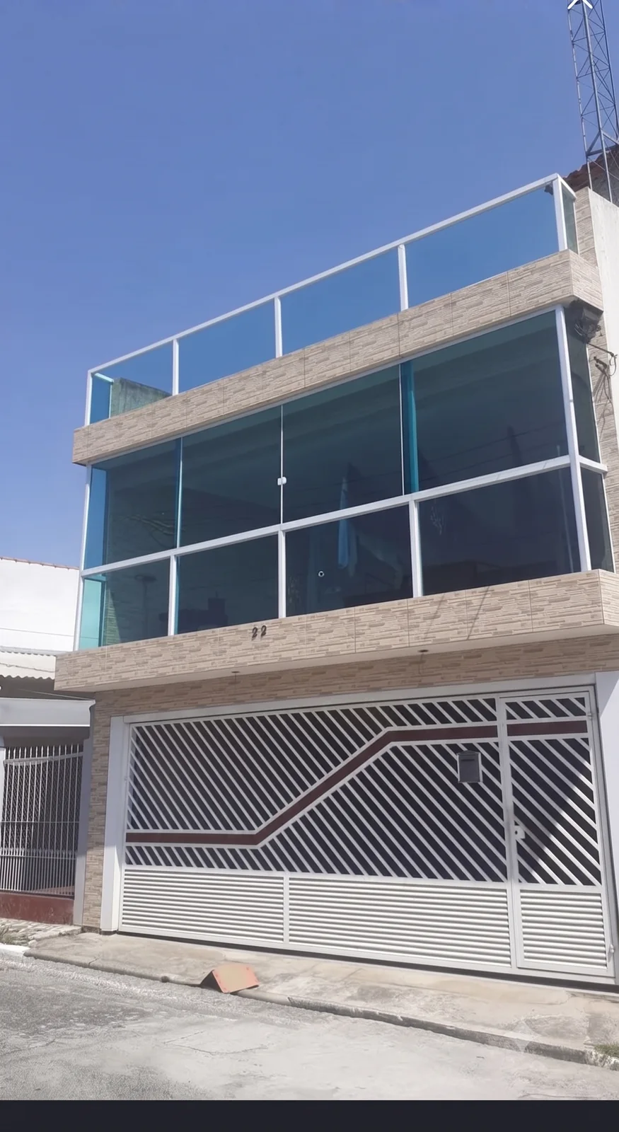 Fachada comercial revestida em vidro pela WBF Vidros
