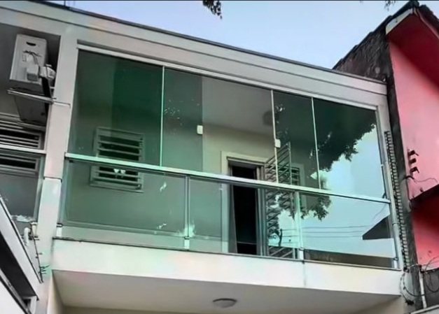 Guarda-corpo de vidro em sacada de apartamento