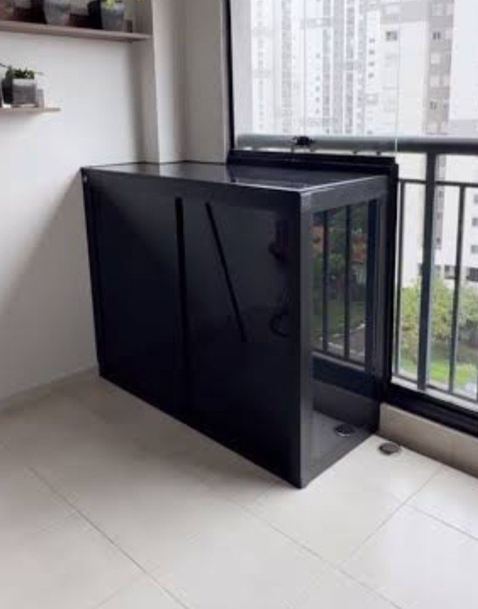 Detalhe de sacada com fechamento de vidro
