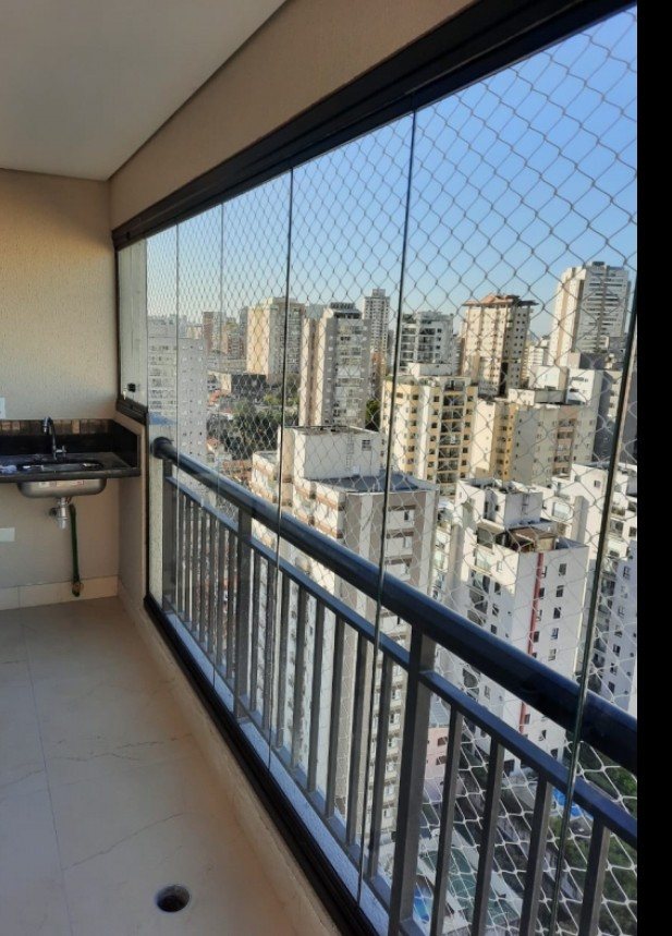 Varanda envidraçada com cortina de vidro